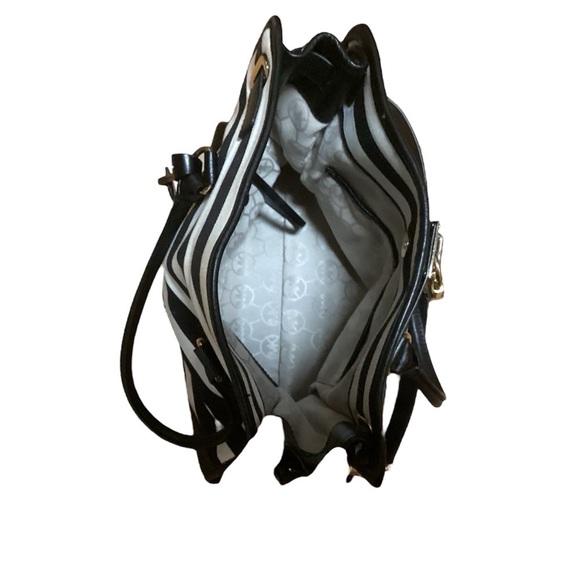 MICHAEL KORS HAMILTON BLACK/WHITE STRIPED SHOULDER BAG WITH ZIPPER LOCK AND KEY - Picture 3 of 4